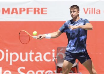 El croata Duje Ajdukovic durante su encuentro en el Open de El Espinar frente a Aryan Shah./TENIS EL ESPINAR