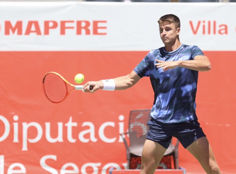 El croata Duje Ajdukovic durante su encuentro en el Open de El Espinar frente a Aryan Shah./TENIS EL ESPINAR