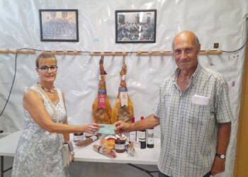 El presidente de la Banda entrega el premio a Toñi Martín/AMADOR MARUGÁN