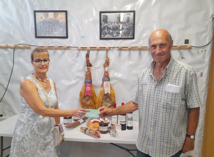 El presidente de la Banda entrega el premio a Toñi Martín/AMADOR MARUGÁN