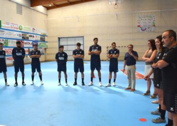 El presidente del club Julian Mateo, dando la bienvenida a nuevos jugadores y resto del equipo./AMADOR MARUGÁN
