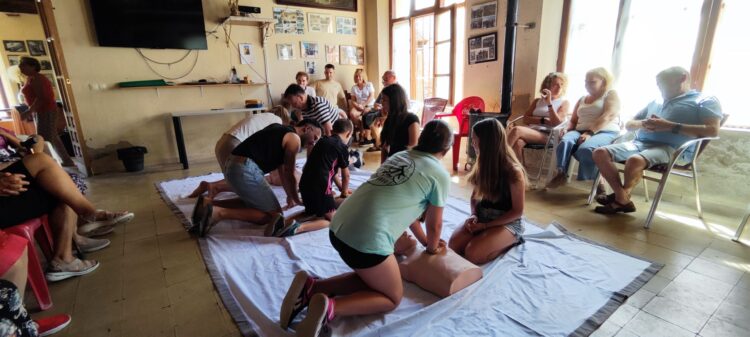 Vecinos de todas las edades aprendieron reanimación./AA.VV SIGUERUELO