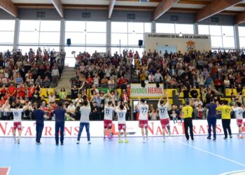 La plantilla del BM Nava agradece el apoyo del Guerreros Naveros tras un partido del curso pasado./AMADOR MARUGÁN