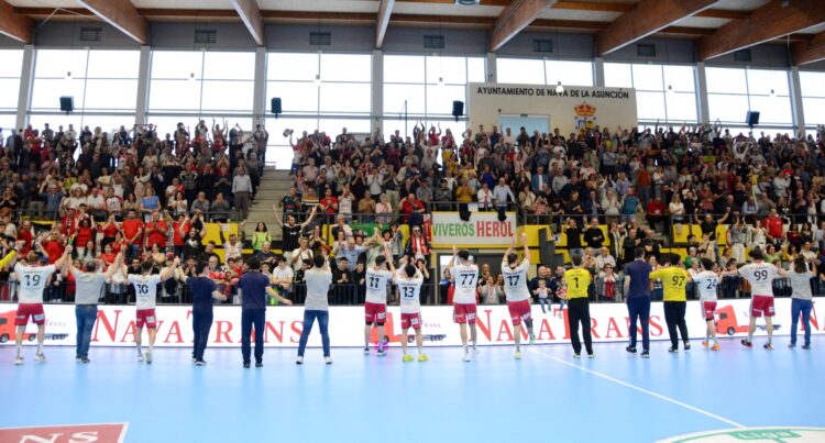 La plantilla del BM Nava agradece el apoyo del Guerreros Naveros tras un partido del curso pasado./AMADOR MARUGÁN