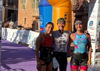 Marina Muñoz posa en la meta junto a Marta Pintanel y María Alzaga./E.A