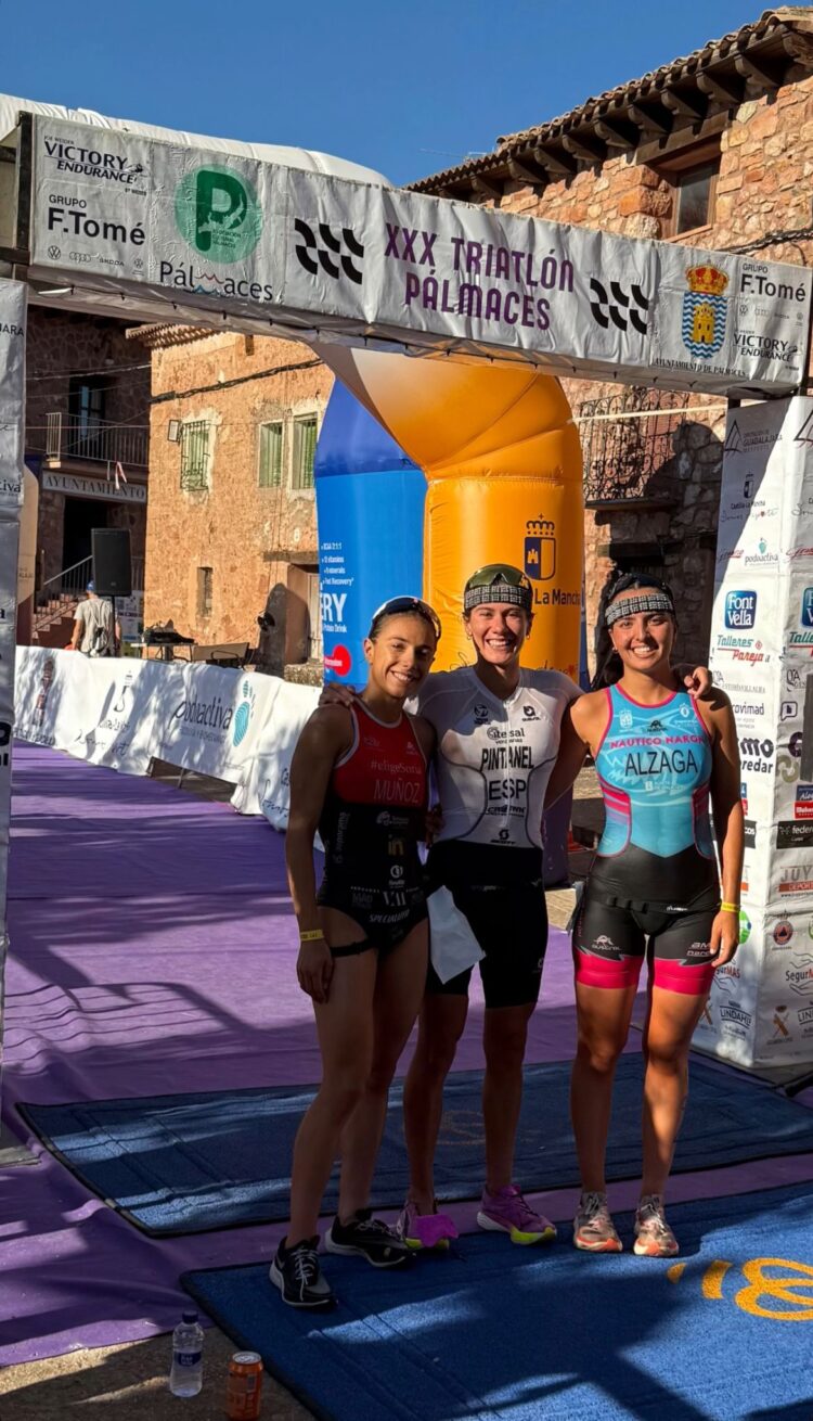 Marina Muñoz posa en la meta junto a Marta Pintanel y María Alzaga./E.A