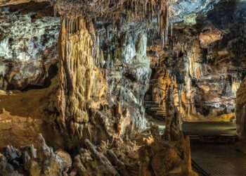 Aspecto de una de las bóvedas donde el agua ha creado increíbles formaciones.