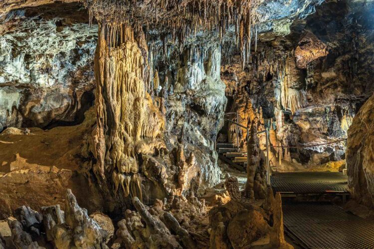 Aspecto de una de las bóvedas donde el agua ha creado increíbles formaciones.