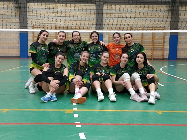 El equipo femenino después de un partido./CD SEGOVOLEY