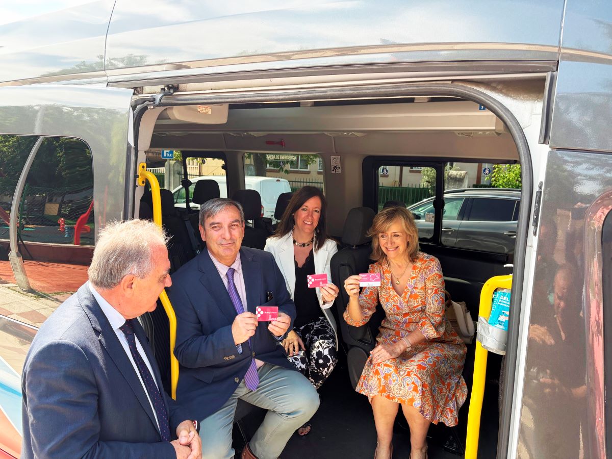 José Luis Sanz Merino, consejero de Movilidad y Transformación Digital el día de la presentación de la tarjeta Buscyl. 