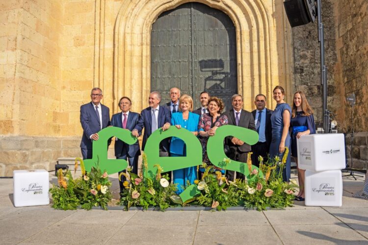Foto de grupo con todos los premiados. Foto: Héctor Criado.