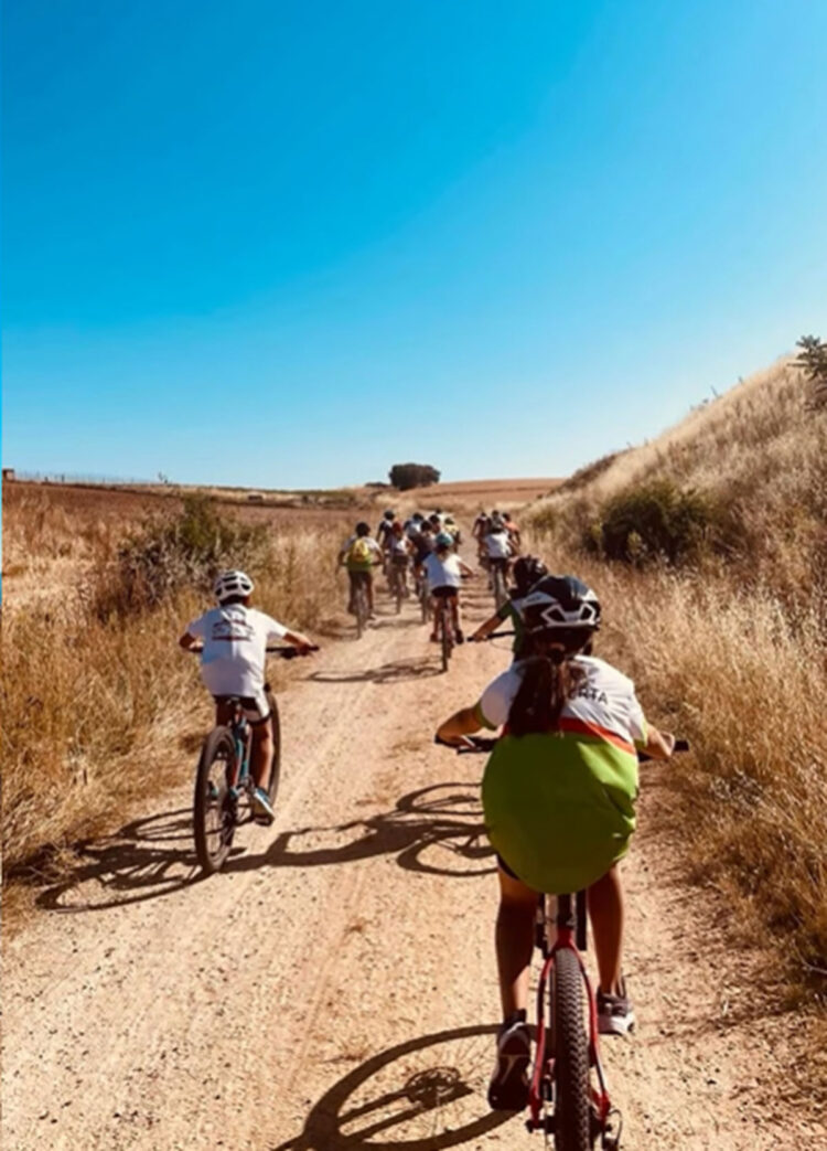 ‘Especialízate’ de la Diputación reúne a veinticuatro tenistas en las pistas Espacio Tierra de La Lastrilla 1 Participantes de una de las rutas BTT por la provincia. / Diputación