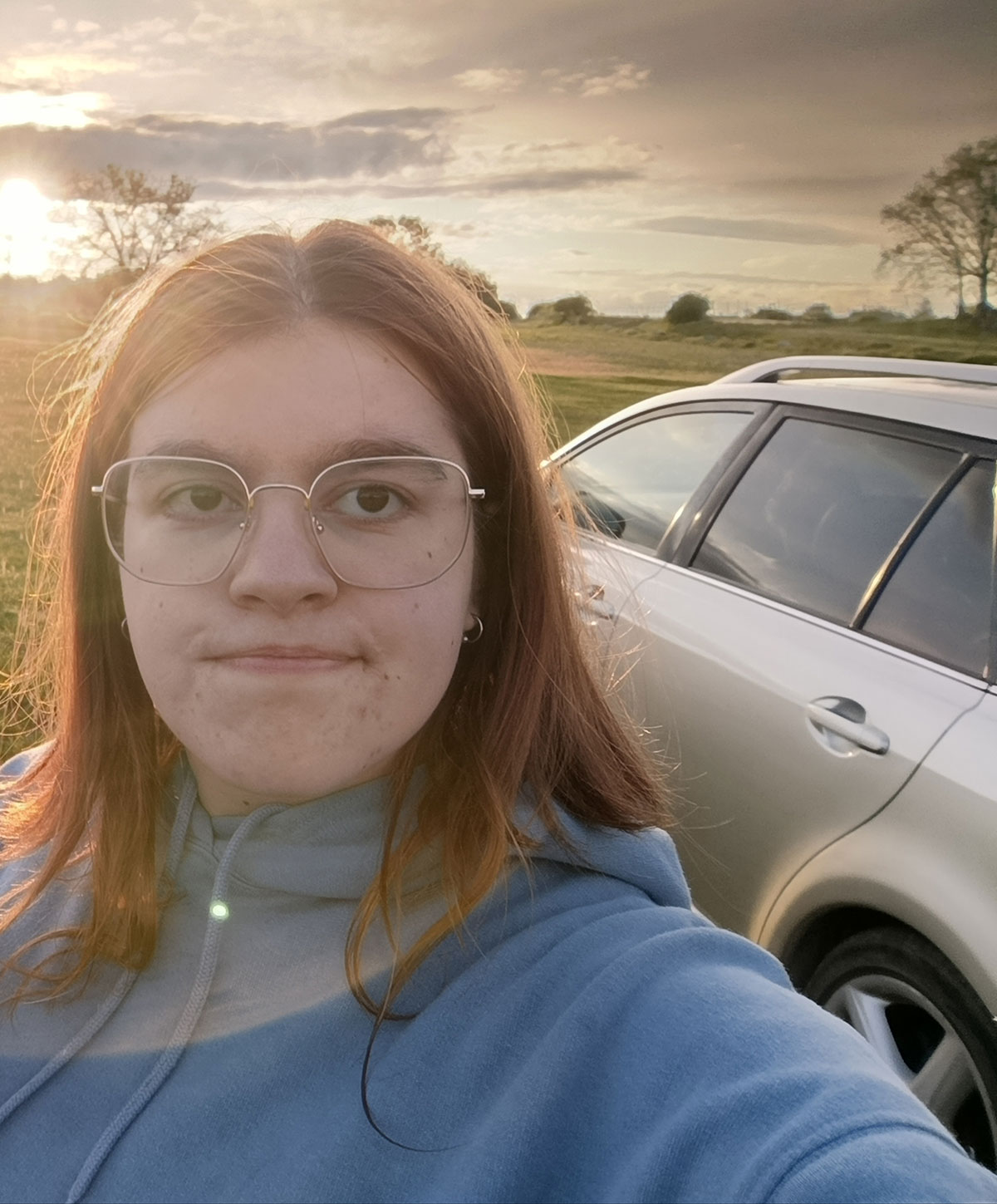 La segoviana Claudia Gómez posa junto a su vehículo.