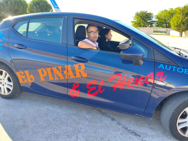 Juan Carlos Sánchez, presidente de la Asociación Provincial de Autoescuelas de Segovia, APAE, impartiendo clases.