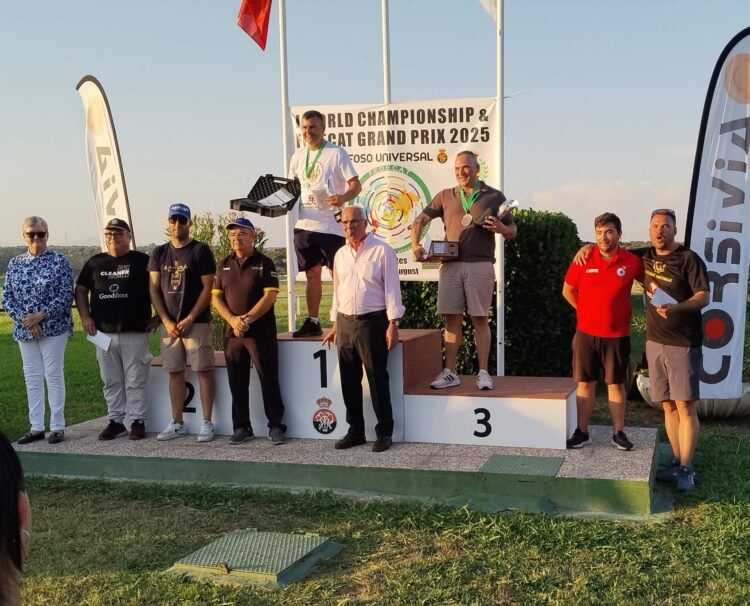 Julio Jiménez, triple campeón del mundo de tiro olímpico en Madrid 1 Julio Jiménez, en el primer cajón del podio./ FEDERACIÓN