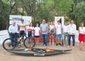 Los representantes de la Diputación Provincial, junto a los deportistas patrocinados./ DIPUTACIÓN