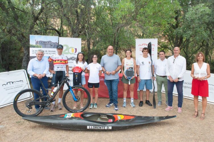 La Diputación duplica la inversión en su programa de patrocinios deportivos 1 Los representantes de la Diputación Provincial, junto a los deportistas patrocinados./ DIPUTACIÓN