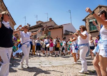 Vecinas del barrio bailando la jota mientras el resto acompaña la salida del santo. / HÉCTOR CRIADO