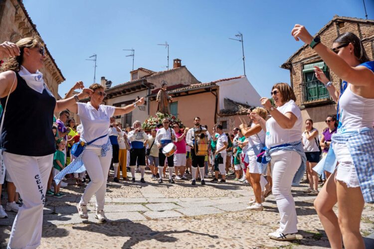 San Lorenzo de padres a hijos 1 Vecinas del barrio bailando la jota mientras el resto acompaña la salida del santo. / HÉCTOR CRIADO