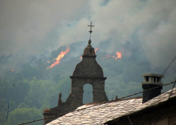 Las llamas amenazan Fasgar (León).