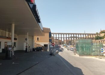 La estación de servicio situada en el centro de la avenida Padre Claret, vacía de clientes en una mañana de lunes laborable, en una estampa que se repite en cada jornada de obras./ J.M.