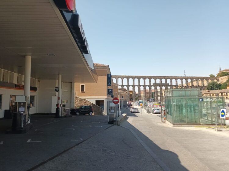 Las obras de Padre Claret provocan pérdidas de facturación de hasta el 60 por ciento en las empresas 1 La estación de servicio situada en el centro de la avenida Padre Claret, vacía de clientes en una mañana de lunes laborable, en una estampa que se repite en cada jornada de obras./ J.M.