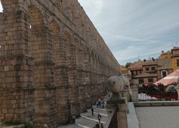 Entorno del Acueducto de Segovia, con los visitantes paseando al lado de los arcos./ J.M.