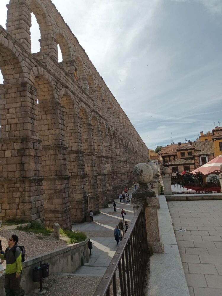Entorno del Acueducto de Segovia, con los visitantes paseando al lado de los arcos./ J.M.