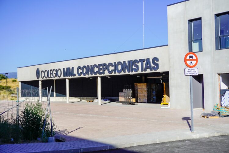 Fachada principal del nuevo colegio de las Madres Concepcionistas situada en la calle Emilia Azpiroz de La Lastrilla, que abrirá sus puertas en el mes de septiembre./ HÉCTOR CRIADO