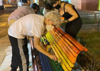 En la imagen de archivo, vecinos del barrio de San Lorenzo pintando con los colores de la bandera arcoíris varios de los bancos del barrio./ E.A.