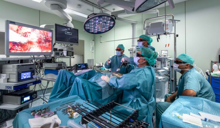 Segovia eleva su aportación de donaciones de órganos al sistema regional, con diez donantes en 2024 1 Médicos y enfermeras, observando una pantalla durante una operación quirúrgica./ BETTER CARE