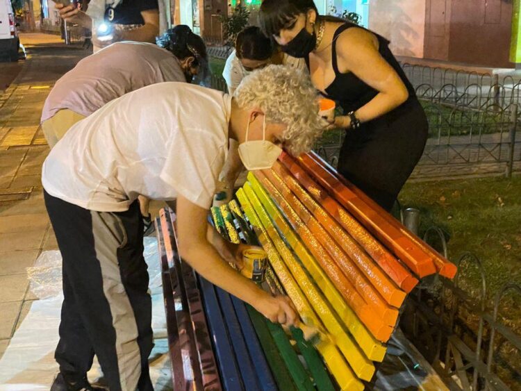 En la imagen de archivo, vecinos del barrio de San Lorenzo pintando con los colores de la bandera arcoíris varios de los bancos del barrio./ E.A.