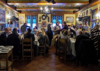 Mesas llenas de comensales en el aniversario de restaurante Duque./ HÉCTOR CRIADO