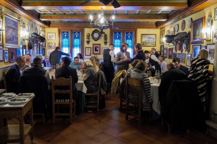 Mesas llenas de comensales en el aniversario de restaurante Duque./ HÉCTOR CRIADO