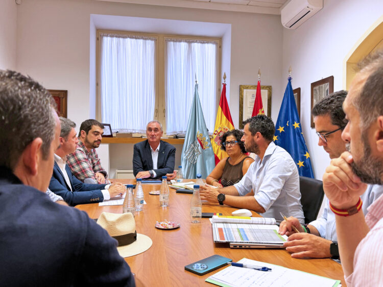 Las empresas podrán pedir la revisión de los recibos de basuras 1 Un momento de la reunión entre los representantes del Ayuntamiento y la FES./ AYUNTAMIENTO