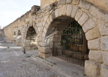 Los arcos finales del Acueducto situados en la plaza de Avendaño, lugar de donde procede la piedra que se puso a subasta./ HÉCTOR CRIADO