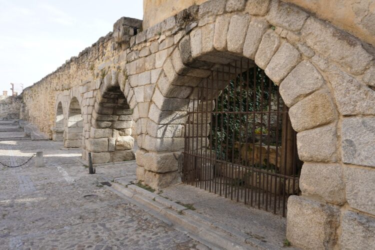 Los arcos finales del Acueducto situados en la plaza de Avendaño, lugar de donde procede la piedra que se puso a subasta./ HÉCTOR CRIADO