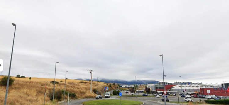 A la izquierda, imagen del Sector SG-20 frente al Centro Comercial Luz de Castilla. / GOOGLE MAPS