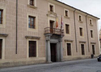 Fachada principal del edificio de la Delegación de la Agencia Tributaria en Segovia./ E.A.