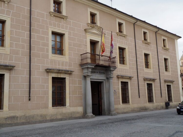 Hacienda ingresa 134,4 millones en Segovia en el primer semestre 1 Fachada principal del edificio de la Delegación de la Agencia Tributaria en Segovia./ E.A.