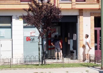 Varias personas a la puerta de la sede del ECyL en Segovia./ E.A.