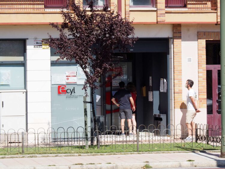 Los contratos crecieron en julio por encima de la media regional y nacional 1 Varias personas a la puerta de la sede del ECyL en Segovia./ E.A.
