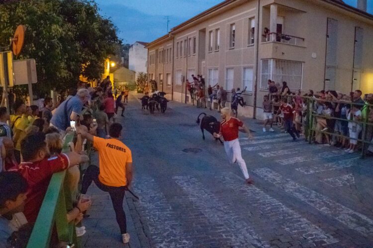 San Lorenzo no baja pese al fuerte calor 1 Un momento del encierro nocturno. / HÉCTOR CRIADO