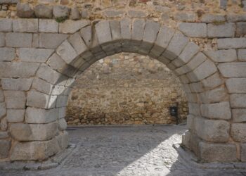 Uno de los arcos finales del Acueducto situado en la plaza de Avendaño. / HÉCTOR CRIADO