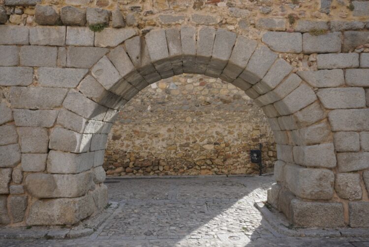 Las sanciones por la sustracción de la piedra del Acueducto podrían alcanzar los 600.000 euros 1 Uno de los arcos finales del Acueducto situado en la plaza de Avendaño. / HÉCTOR CRIADO