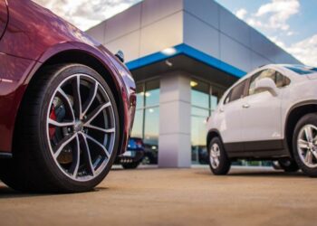 Coches estacionados al lado de un concesionario. / E.A.
