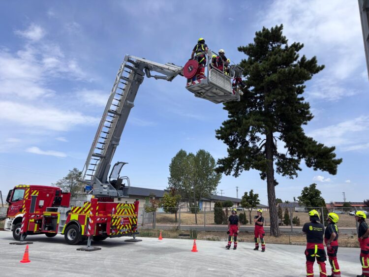 Una de las prácticas llevadas a cabo por los cabos-jefes de los SPEIS de la Diputación. / D.P.