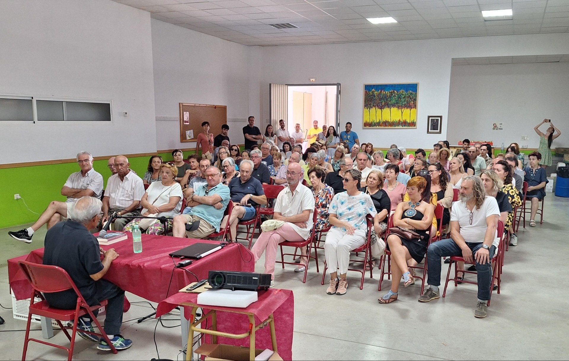 Santiuste prepara su jornada literaria entre escritores y lectores 2 El Salón Cívico, lleno durante una de las presentaciones. Nacho García.
