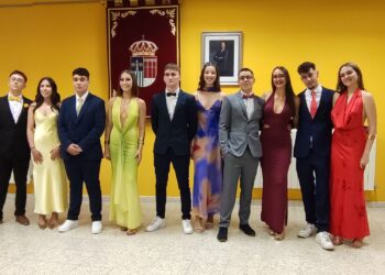 La reina de las fiestas, junto con las damas de honor y los acompañantes./ L.M.