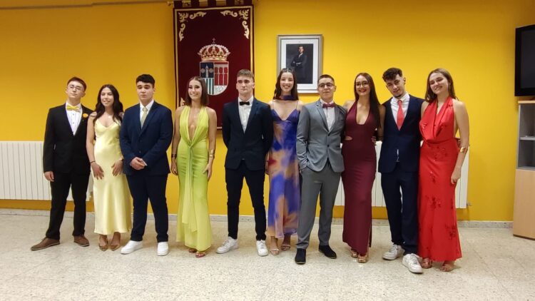 La reina de las fiestas, junto con las damas de honor y los acompañantes./ L.M.